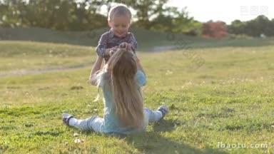 快乐的<strong>兄弟</strong>姐妹在公园的绿色草地上玩耍和玩耍，可爱的妹妹和她可爱的蹒跚学步的弟弟